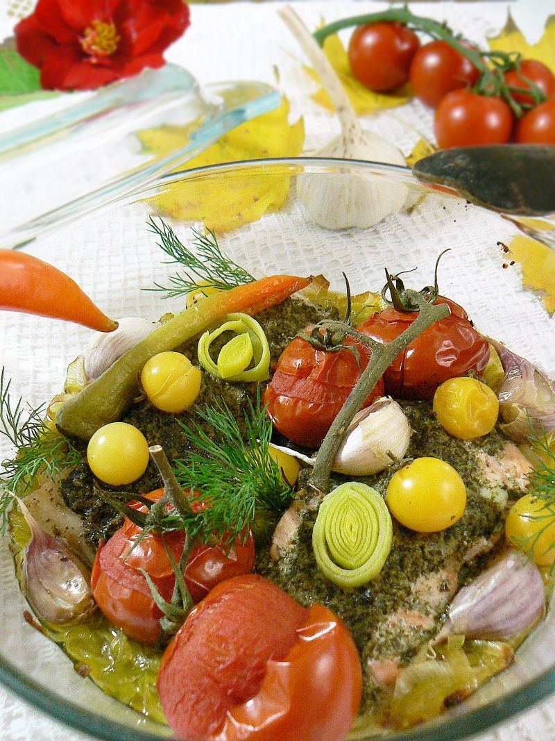 Łosoś pod pierzynką z pora z pesto i warzywami 