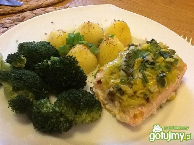 Łosoś pod porową pierzynką Łosoś pod porową pierzynką