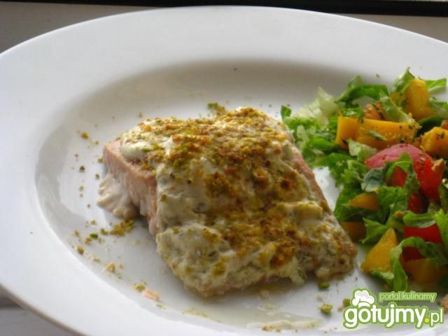 Łosoś pod serowo-pistacjowa kolderka Łosoś pod serowo-pistacjowa kolderka