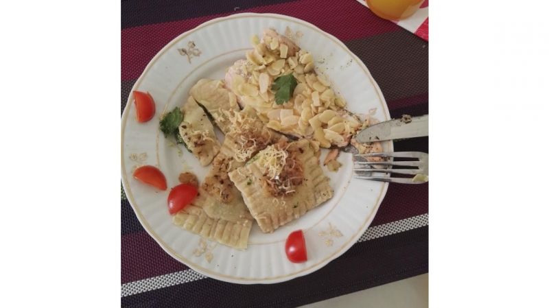 Łosoś podawany z ravioli z łososiem  Łosoś podawany z ravioli z łososiem