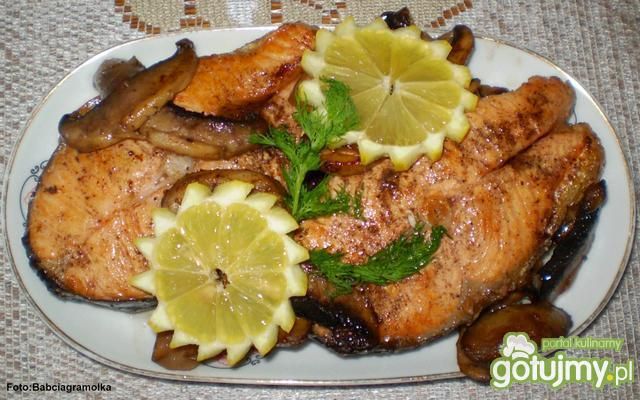 Łosoś smażony z pieczarkami : Łosoś smażony z pieczarkami :