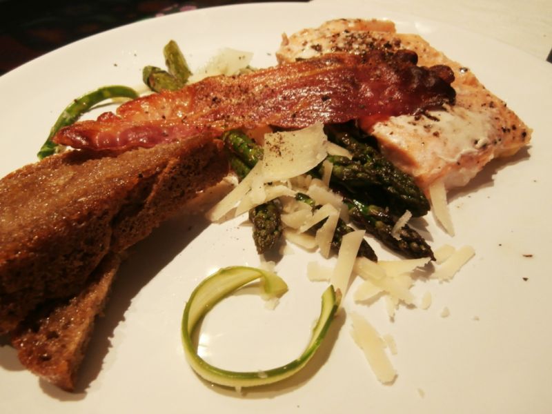 Łosoś, szparagi, chrupiący boczek