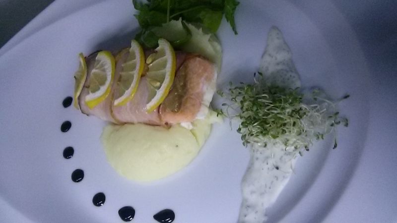 Łosoś w boczku z cytryną