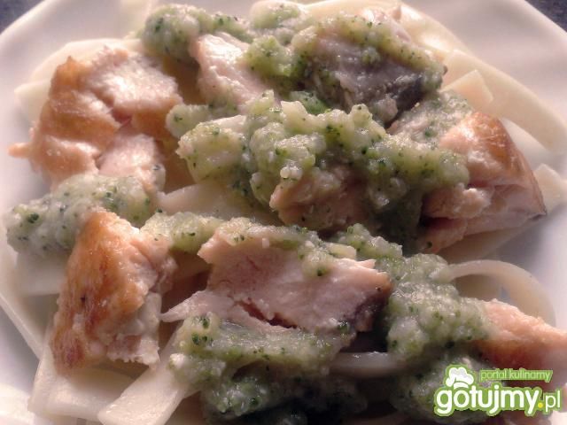 Łosoś w brokułowym sosie z makaronem Łosoś w brokułowym sosie z makaronem