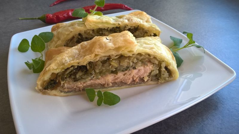 Łosoś w cieście francuskim z selerem i jarmużem Łosoś w cieście francuskim z selerem i jarmużem