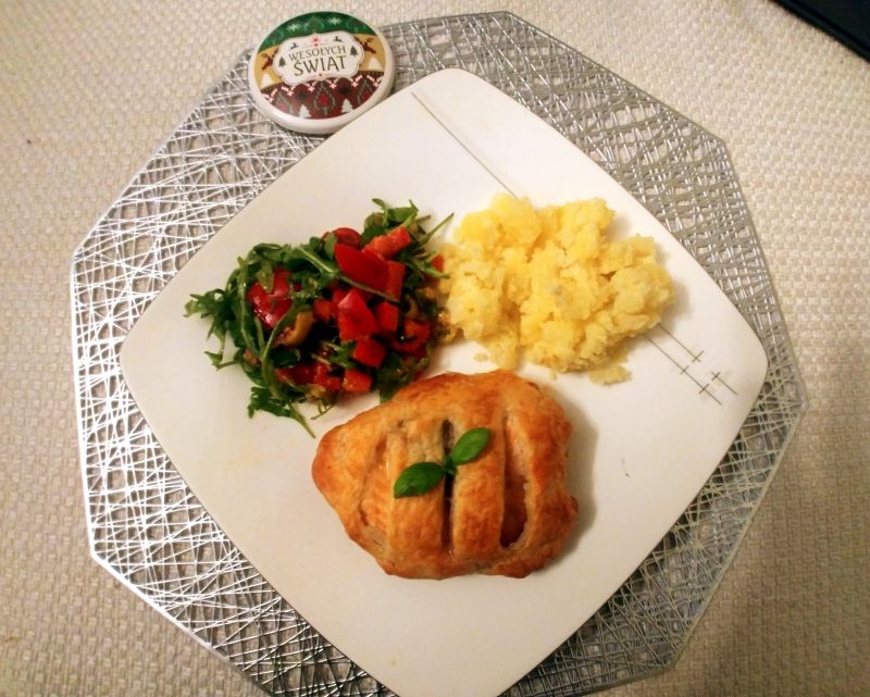 Łosoś w cieście francuskim z żurawiną i migdałami 