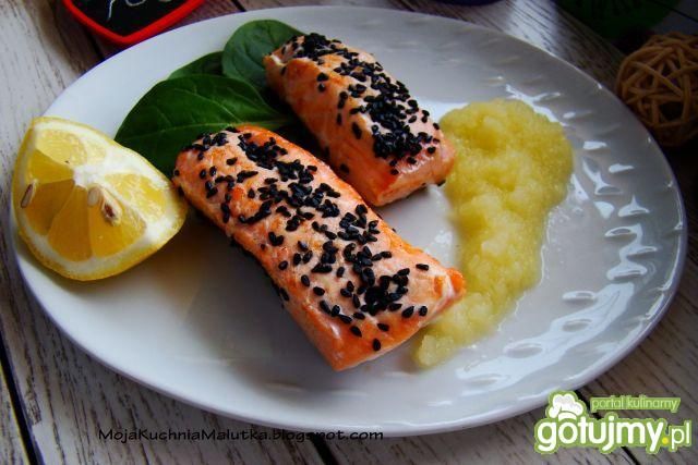 Łosoś w czarnuszce z musem jabłkowym 