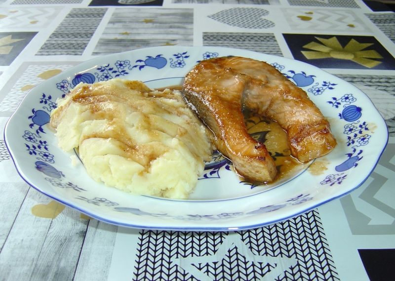 Łosoś w glazurze miodowo - imbirowej