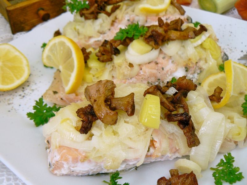 Łosoś w papilotach z kurkami