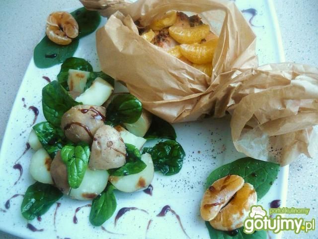 Łosoś w papilotach z mandarynkami Łosoś w papilotach z mandarynkami