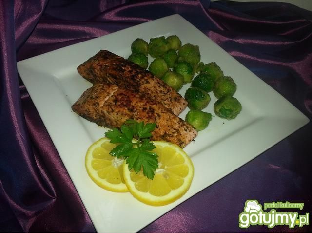 Łosoś w papirusie z brukselkami