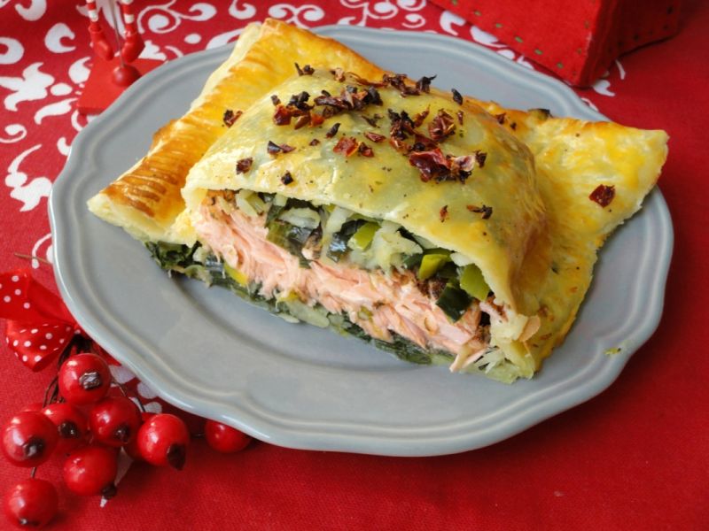 Łosoś w porach i cieście francuskim