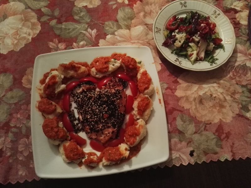 Łosoś w sezamie z gnocchi w pomidorowym musie Łosoś w sezamie z gnocchi w pomidorowym musie