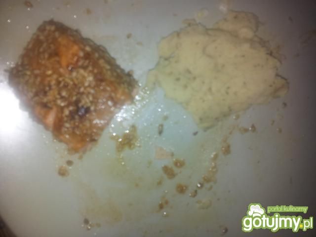 Łosoś w sezamie z puree z białej fasoli