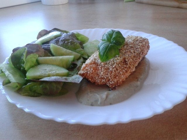 Łosoś w sezamowej panierce z pastą z białej fasoli Łosoś w sezamowej panierce z pastą z białej fasoli