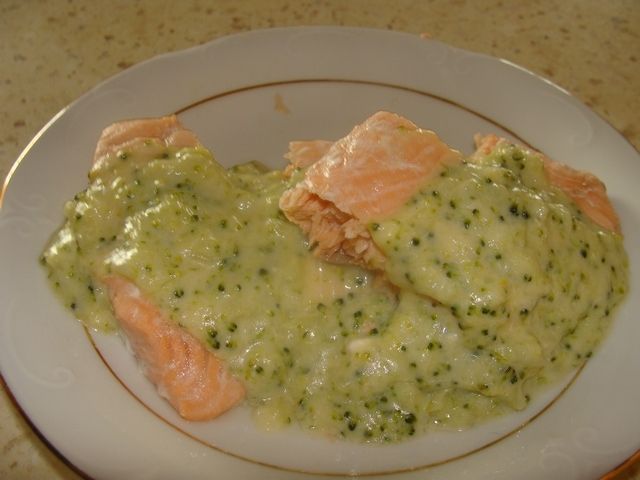 Łosoś w sosie brokułowym
