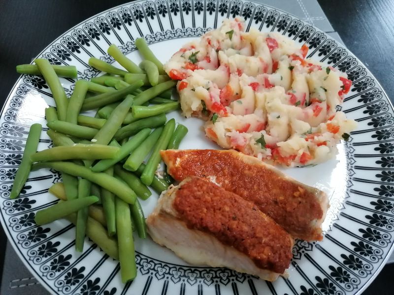 Łosos w sosie harissa z ziołowym puree