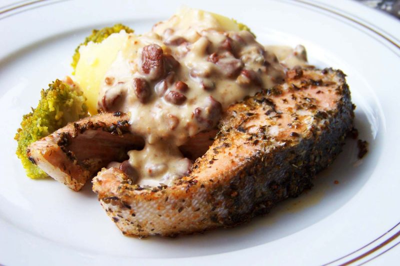 Łosoś w sosie kurkowo-serowym 