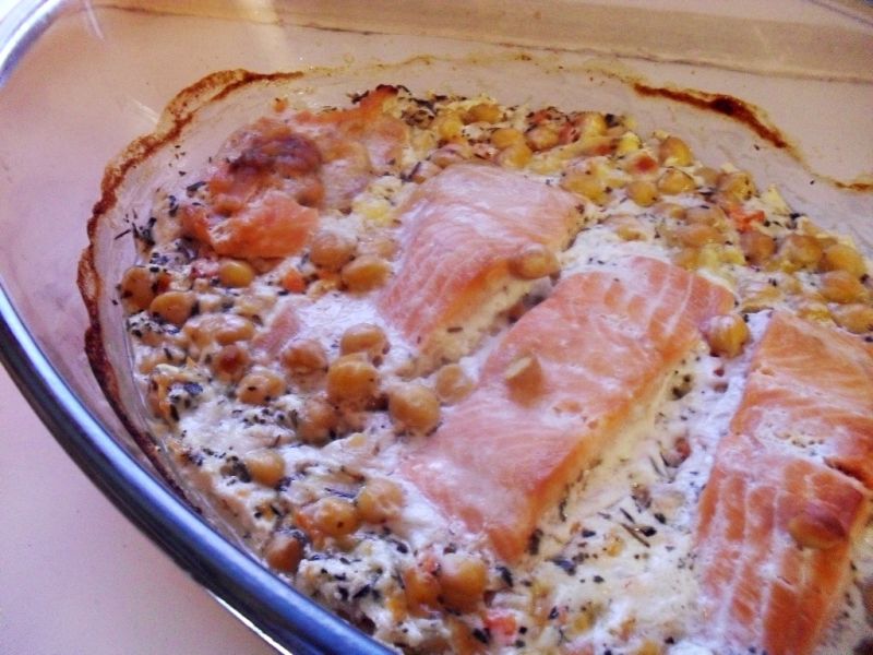 Łosoś w sosie serowym z ciecierzycą