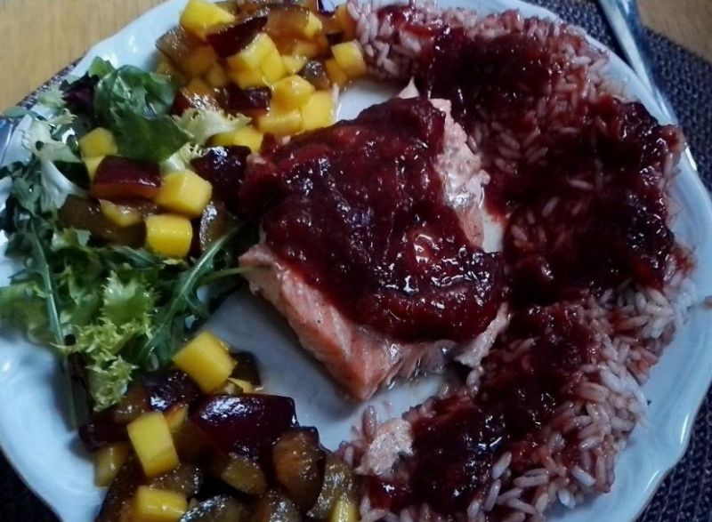 Łosoś w sosie śliwkowym