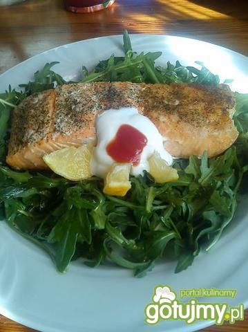 Łosoś w towarzystwie rukoli