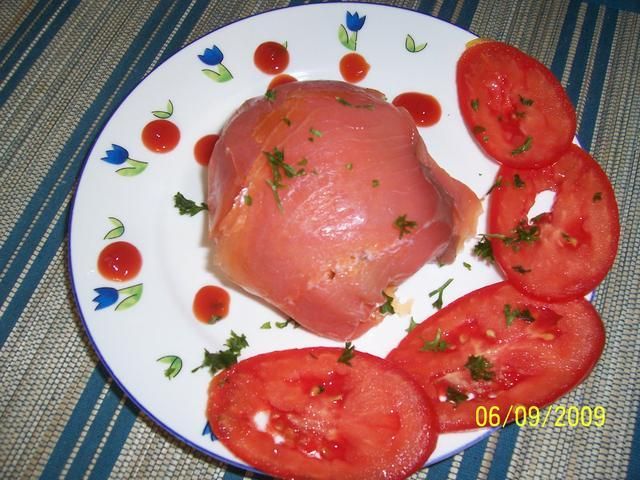 Łosoś wedzony nadziewany salatka.