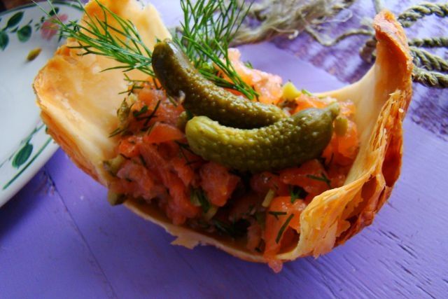 Łosoś wędzony w łódecze