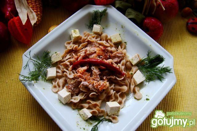 łosoś wędzony z razowym makaronem  łosoś wędzony z razowym makaronem