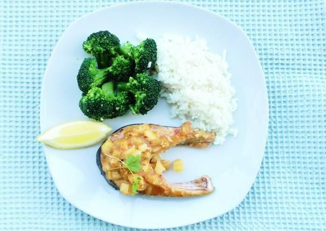 Łosoś z ananasem i syropem klonowym