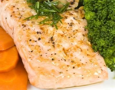 Łosoś z brokułami gotowanymi na parze Łosoś z brokułami gotowanymi na parze