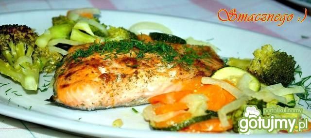 Łosoś z brokułem i marchewką Łosoś z brokułem i marchewką