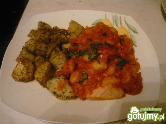 Łosoś z fasolą w pomidorach