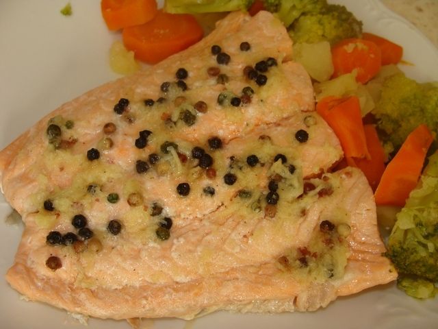 Łosoś z imbirem i warzywami