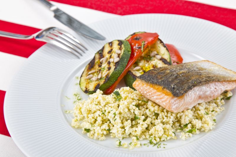 Łosoś z kaszą jaglaną i grillowanymi warzywami