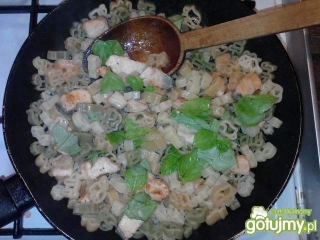 Łosoś z makaronem dla malucha