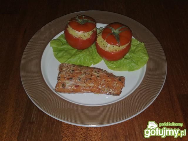 Łosoś z nadziewanymi pomidorami