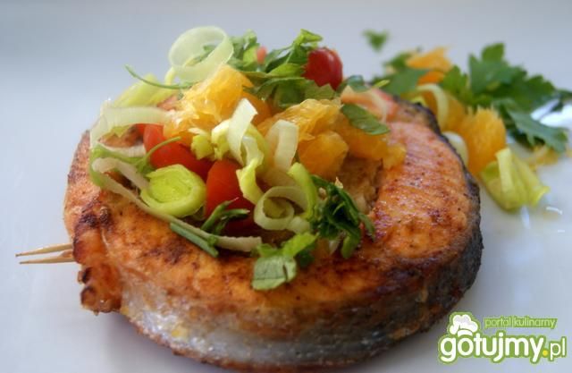 Łosoś z ,,oczkiem,, z grzanki   Łosoś z ,,oczkiem,, z grzanki