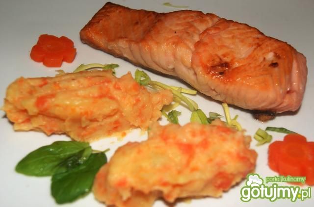 Łosoś z oranżowym puree
