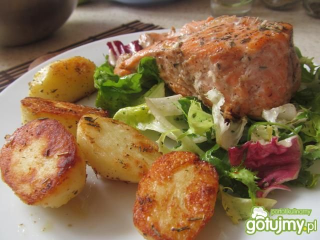 Łosoś z pieczonymi ziemniakami i sałatą