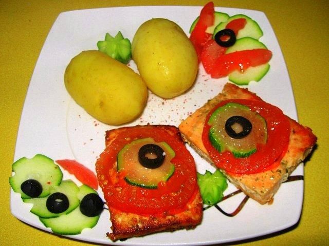 Łosoś z pomidorem i cukinią