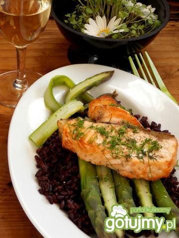 Łosoś z ryżem Venere i szparagami