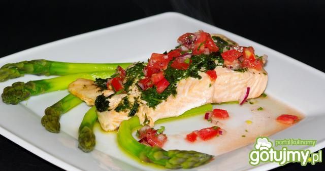 Łosoś z salsą pomidorową na szparagach
