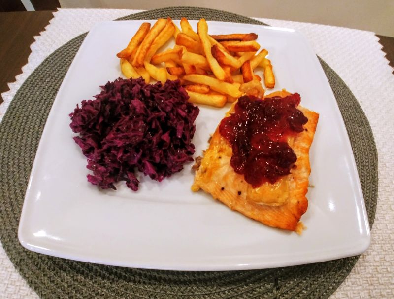 Łosoś z serkiem pleśniowym i żurawiną