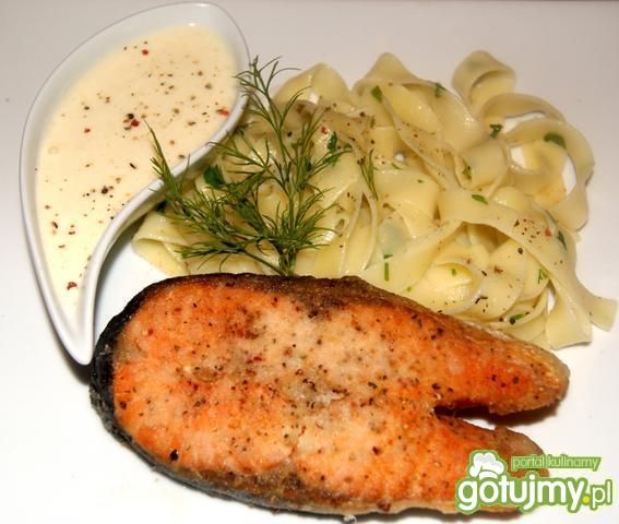 Łosoś z sosem chrzanowym na Tagliatelle  Łosoś z sosem chrzanowym na Tagliatelle