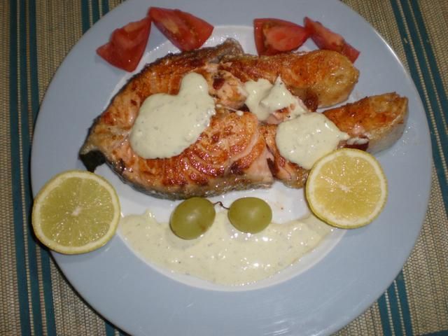 Losos z sosem estragonowym. Losos z sosem estragonowym.