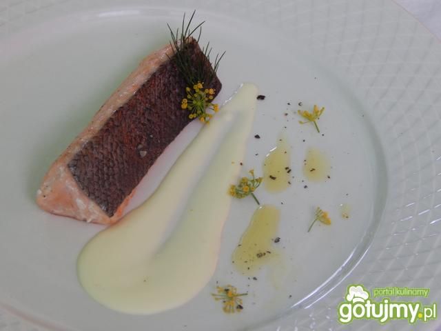 Łosoś z sosem muślinowym Łosoś z sosem muślinowym