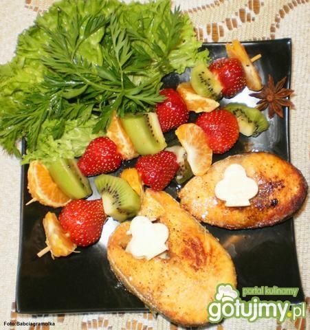 Łosoś z szaszłyczkami owocowymi