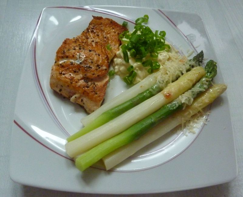 Łosoś z szparagami z sosem jajecznym