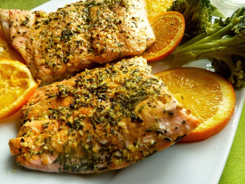 Łosoś z tymiankiem zapiekany w pomarańczach Łosoś z tymiankiem zapiekany w pomarańczach