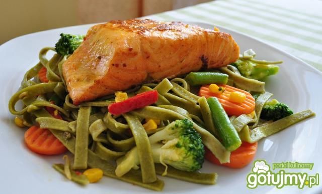 Łosoś z warzywami i makaronem Łosoś z warzywami i makaronem